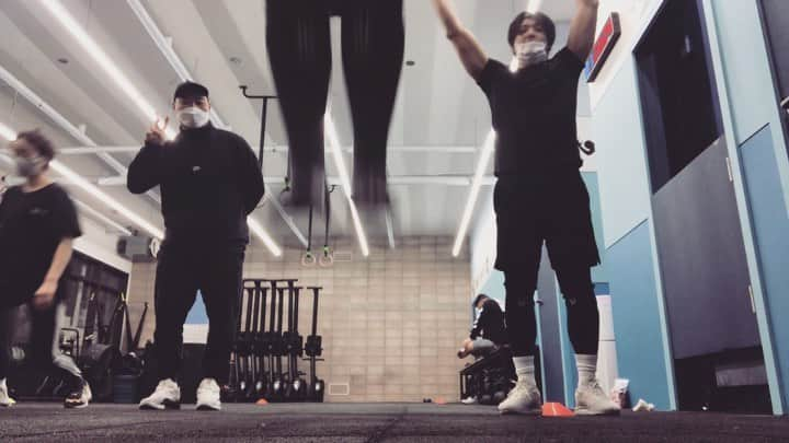 イ・ジェユンのインスタグラム：「40 rounds of: 50ft lunges, 10 knees to chest & 5 burpees (feat. @cfgn_tw ) #cfgn #suchalongtime #불금」