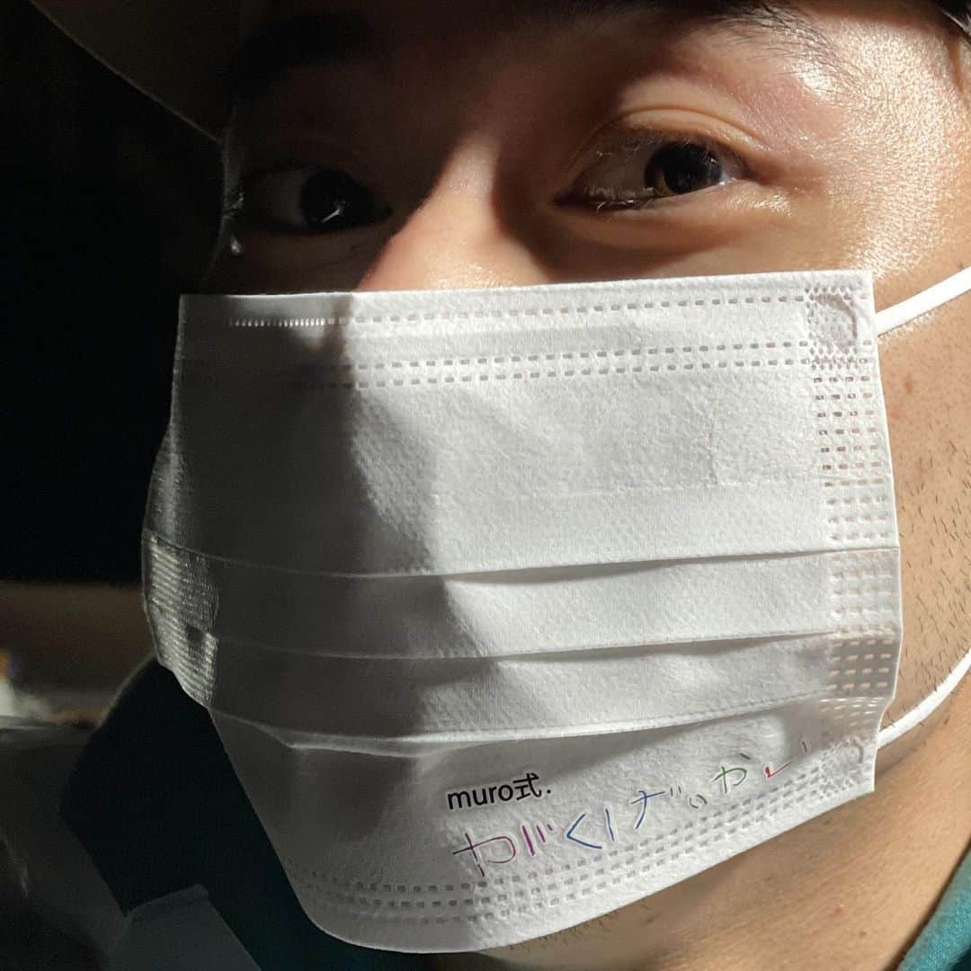 【公式】親バカ青春白書のインスタグラム：「ガタローを観に来たらネゴロが居た！ #muro式がくげいかい @muro_gakugeikai  #戸塚純貴 #ムロ式マスク にご満悦。  野外で大人も子供も笑える素敵な空間でした🎪✨#ムロツヨシ」