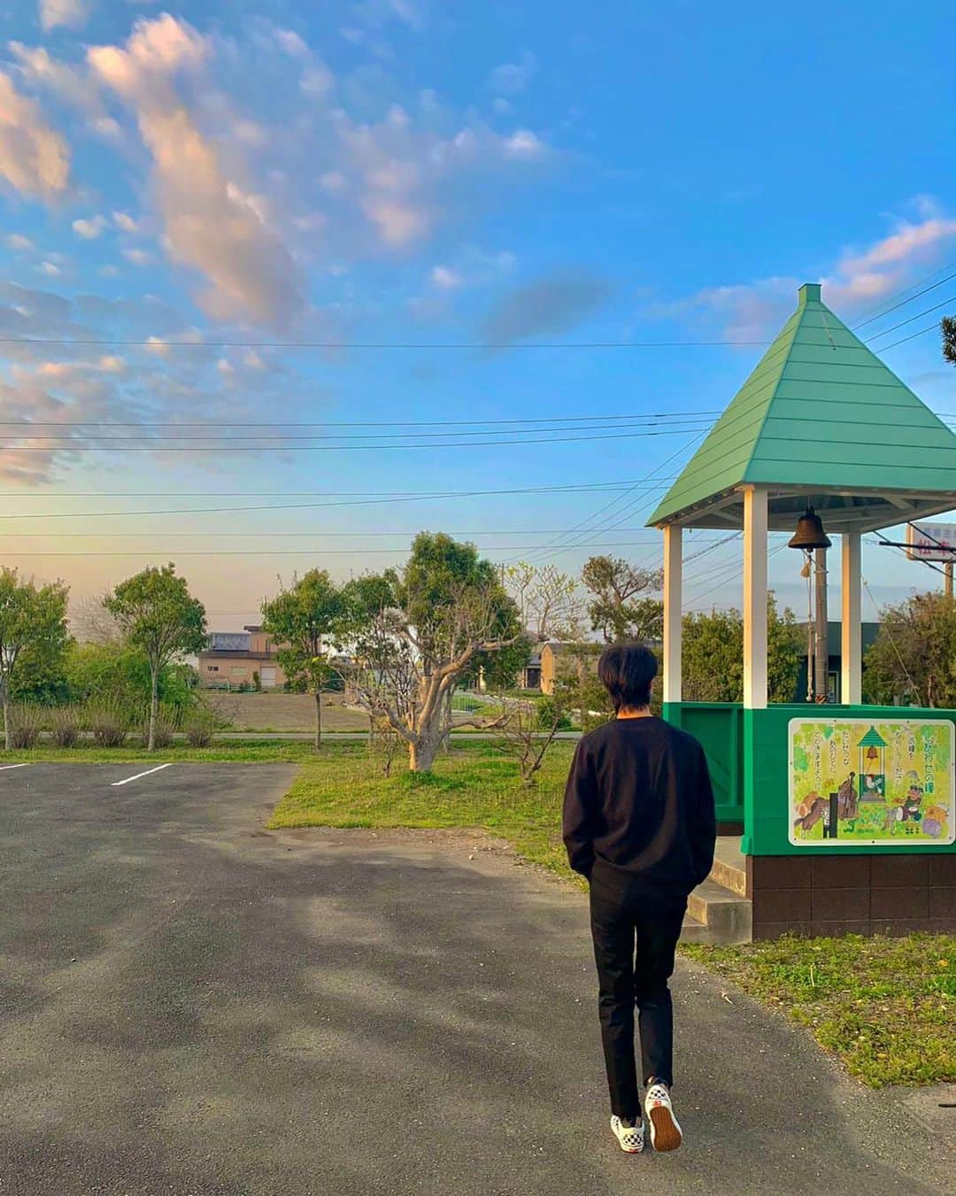 曽野舜太さんのインスタグラム写真 - (曽野舜太Instagram)「bong〜🔔  ライブ前に【しあわせの鐘】鳴らしてきたよ。  明日から、みんなに幸せ届けられますように。  #しあわせの鐘 #energy  #MILK #曽野舜太」4月16日 23時02分 - sonoshunta_milk