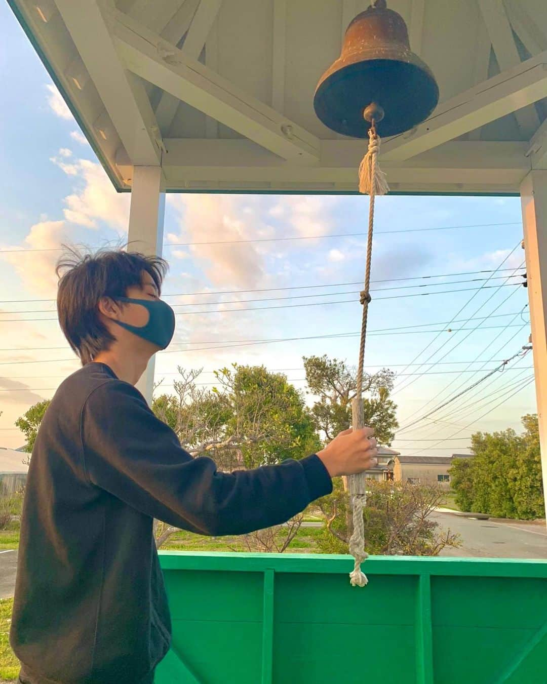 曽野舜太さんのインスタグラム写真 - (曽野舜太Instagram)「bong〜🔔  ライブ前に【しあわせの鐘】鳴らしてきたよ。  明日から、みんなに幸せ届けられますように。  #しあわせの鐘 #energy  #MILK #曽野舜太」4月16日 23時02分 - sonoshunta_milk