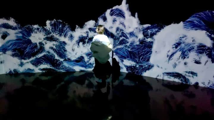 のインスタグラム：「🌊 #目がおかしくなる #いい感じの音楽で #頭もおかしくなりそー #異空間 #このエリア好き #人いません #だって辿り着けないからきっと #貸切空間 #teamlab#teamlabborderless」
