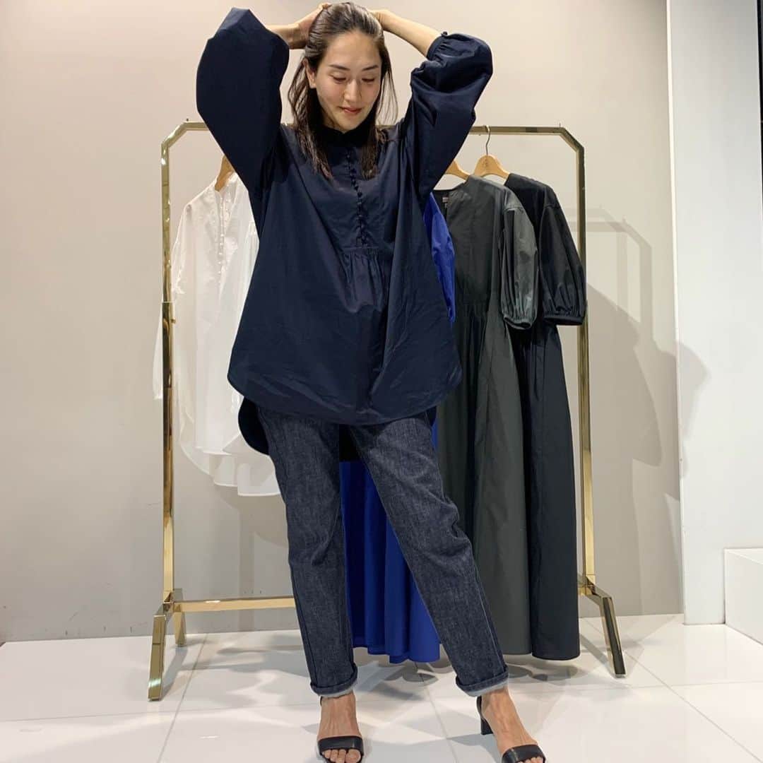 亀恭子のインスタグラム：「なんだか ウッフンみたいなポーズになってますが…  本日、 @dressterior_official  インスタライブをご覧頂いた皆様、ありがとうございます❤︎  @dressterior_official × KyokoKame  コラボ企画 第二弾 ワンピース。  ポイントやコーディネートのオススメをお話ししました。  ちなみに第一弾のブラウス。 完売したブラックの後に追加新色でネイビーを作りまして、 今日の私はそちらを着用しました^^  ワンピース・シャツ 共に写真を載せてます☞ ※ワンピースは写真＋ブラックも  カラバリやサイズ展開 お値段など、 詳しくは @dressterior_official サイトの方から…  是非ぜひチェックして下さい❤︎  #dressterior × #kyokokame  #collaboration #onepiece #blouse #2021ss」