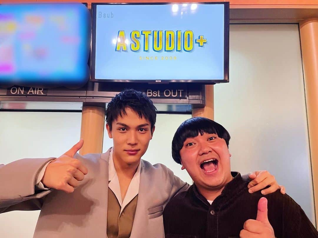 中川大志のインスタグラム：「• 念願のA STUDIOでした。 ここまで頑張って仕事続けて来て良かったな。 一生懸命生きてきて良かったな。 あぁ、幸せだな。 って収録の後メイク落としながらずーっと言ってました。笑 沢山支えてもらった、大切な方々に出て頂き、幸せ過ぎる時間でした。 よし、こっから。もっと、頑張ろう。  #俺の全てを知る男 #なぜかこいつの顔で番組が締まる」