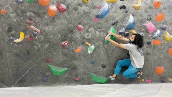 ハキム・カスバンのインスタグラム：「It’s been awhile~⁣ ⁣ Had fun at @zvertigobouldergym trying variations of this coordination problem, ended up with this ?triple? I don’t even know what these are called anymore but they’re fun ⁣ Creds to @khaiant for the idea and video. ⁣ ⁣ Happy Ramadan and Happy Weekend!⁣ ⁣ @heavy.japan⁣ ⁣ #climbing #bouldering」