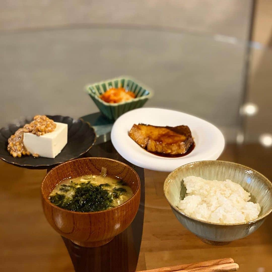 佐藤晴美さんのインスタグラム写真 - (佐藤晴美Instagram)「やっぱり朝はお魚、ご飯、お味噌汁の組み合わせが一番好きです🙋‍♀️  #お味噌汁にあおさを大量に入れるのにハマっている」4月17日 9時52分 - sato_harumi__official