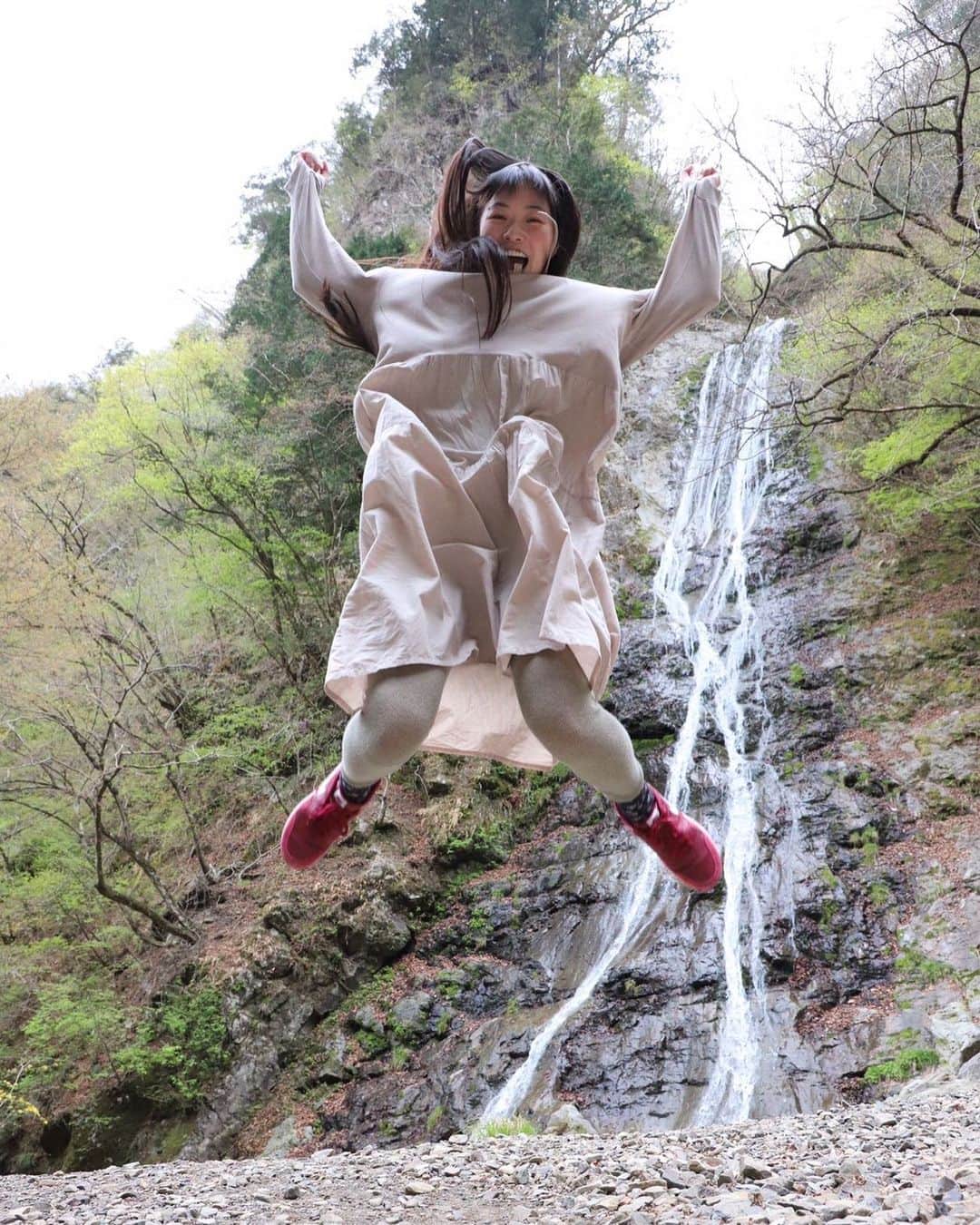小田飛鳥のインスタグラム：「丸神の滝へ、ワープ！⭐︎ （実際は駅から車で45分くらい、入り口から割と険しい道を20分くらい歩き、それでも辿り着く価値があります！！） #丸神の滝 #滝 #waterfall #日本の滝百選 #マイナスイオン #空気が美味しい」