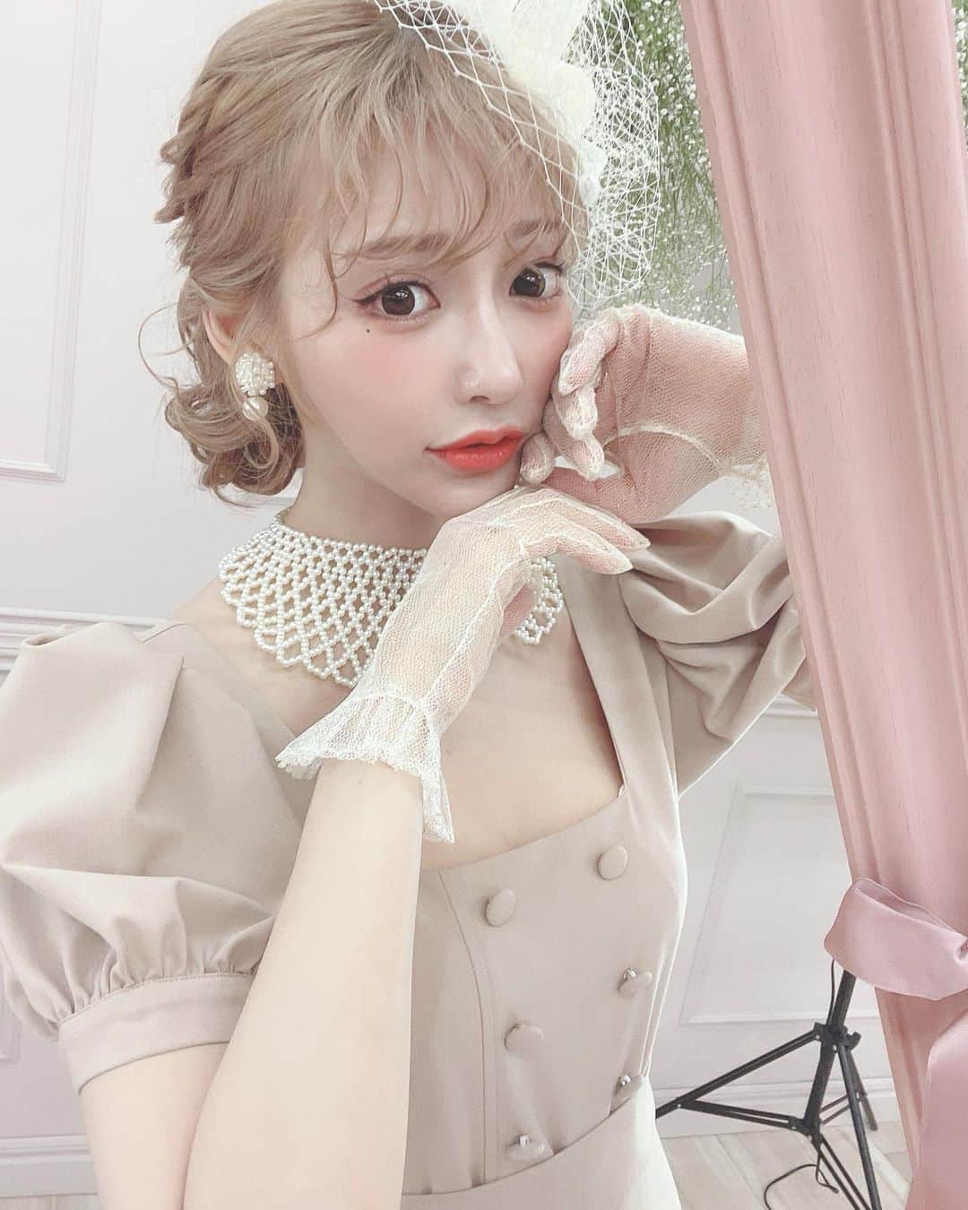 明日花キララのインスタグラム：「受注会１日目ありがとうございました！ 昨日はロンパースを着用したよ👒❤︎ロンパースと同じ色の長めのチョーカーが付いてるんだけど、イベントなので華やかにしたくて首はつけ襟にしてみました。チョーカーは腰に巻いたよっ！！ 急だったし、こういう時期なのに遠くから駆けつけてくれたり、みんなの愛を感じたあああーーー🥺🥺💘 本日も11時からEGGビル Gallery Jinnan 東京都渋谷区神南1-13-10 3Fでお待ちしています🧸🤍」