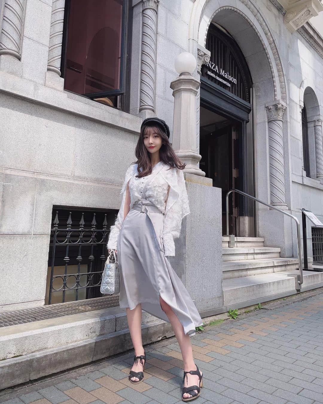 茜里さんのインスタグラム写真 - (茜里Instagram)「@riu.official   ❤︎Cut jacquard oqen arm blouse  ¥15,600+tax ホワイト・ブラック・ラベンダー  去年大人気のブラウス、 今年はふわっとカットジャガードが 天使の羽みたい👼 この形はRiuならでわ。 肩は出したくないけどチラッと肌見せや、透け感のあるブラウスをお探しの方はぜひ✨ 日焼けしたくないし長袖がほしいって方にも去年すごく好評でした☺️  ❤︎One shoulder irregular skirt ¥16,200+tax ブラック・グレー・ホワイト  着用写真はグレー。 可愛い〜ほんと使える。 ショルダー・ウエストベルトは各自取り外し可能だからいろんな使い方が出来るスカート。 上品な光沢とシンプルな形だから合わせやすい♡ アシンメトリーでチラッと膝が見えるのも色っぽいポイントです。  大阪・名古屋　ポップアップストア先行販売商品」4月17日 3時28分 - riuakari