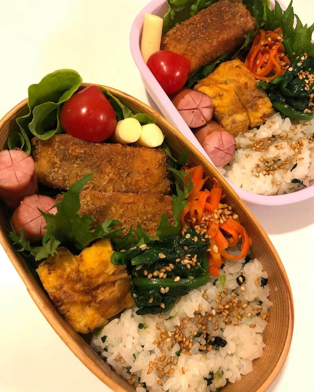 甘糟記子さんのインスタグラム写真 - (甘糟記子Instagram)「木曜日のお弁当( ^ω^ )  サーモンフライ！  美味しそうなサーモンが売ってたのでフライにしました(o^^o)  あとは、だし巻き卵、ウィンナー、，トマト、チーズ、ほうれん草ナムル，人参ナムルです(≧∀≦)  姫がチーズ好きで、入れて欲しいと言ってたので試しに少し入れてみたら、明日も入れて！と喜んでました\(//∇//)\  私は自分がこういうチーズあんまり食べないから，今までスルーしてたわ（笑）  メモメモですな。  #甘糟ご飯#ご飯#昼ごはん#ランチ#ランチボックス#弁当#曲げわっぱ#わっぱ弁当 #サーモンフライ」4月17日 6時02分 - norihey924