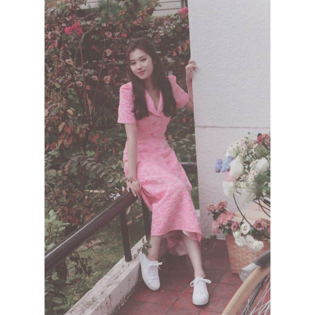 サナさんのインスタグラム写真 - (サナInstagram)「[SCAN] Yes I Am Sana photobook (7) ーーーーーーーーーー Follow > @sana.twice.kr < . @twicetagram #TWICE#트와이스#ONCE#Sana#사나 #Nayeon#나연#Jeongyeon#정연#Momo#모모#Jihyo#지효#Mina#미나#Dahyun#다현#Chaeyoung#채영#Tzuyu#쯔위」4月17日 6時27分 - sana.twice.kr