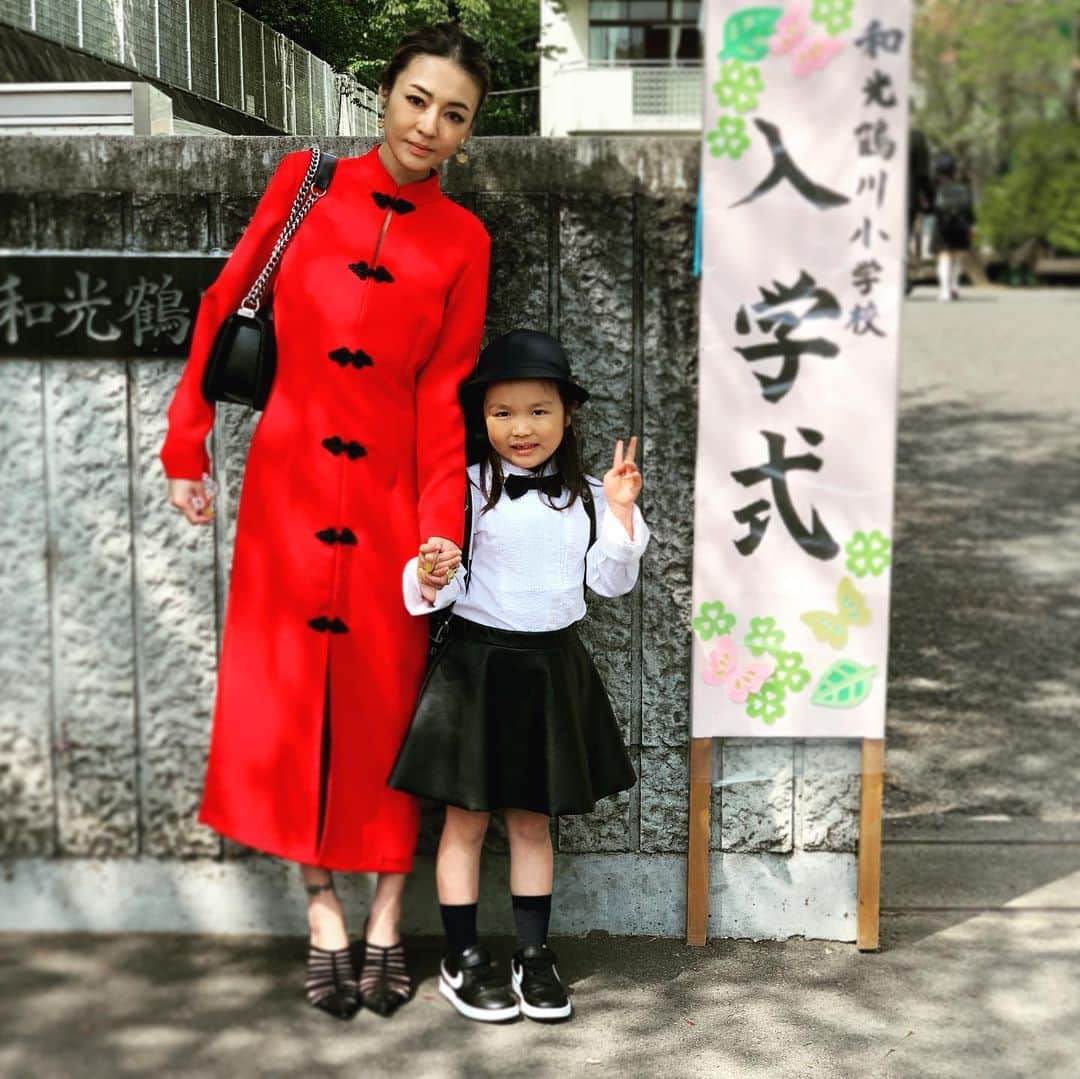 内藤陽子さんのインスタグラム写真 - (内藤陽子Instagram)「おはようございます☀ 無事に入学式が終わりました😭 ランドセルかぁ、やっとここまで 2人で頑張ってきたね、と色々考えさせて頂きました🙏 毎朝5時のお弁当スタート🍱 ただ本当いい学校で、自然と触れ合い、常に上級生が下級生のお世話をする。毎日楽しく通っています。 まさかのランドセルの中はお弁当と水筒とノート一冊w 沢山の教科書や宿題や 持ち帰るって事がないんですw "今日は宿題するから"って部屋見たら何やら制作物を…何の宿題なの〜？って聞いたら自分を表現するんだって〜って。 そして、翌日どうだった〜？って聞いたら作文の子も居たし、制作の子も居たし、飼ってる昆虫持って来てる子も居たよってw なんて自由なんだ〜😭 最高じゃないかっ！  入学祝いを家族でしました。 三段重はちらし寿司、 小さな鰻ご飯、ステーキ、 カボチャのバターソテー、里芋、お野菜と鶏団子春雨スープ、赤海老50匹🦐 ちらし寿司風は、雲丹いくら祭りみたいになっちゃって、 大人大興奮😂 ズワイガニ、マグロ、トロ、サーモン、えんがわ、イカ、たまご、食用花🍱  #和光学園 #鶴小 #楽しそう #日本一遅い入学式らしい #ニコ」4月17日 7時01分 - dadaflora