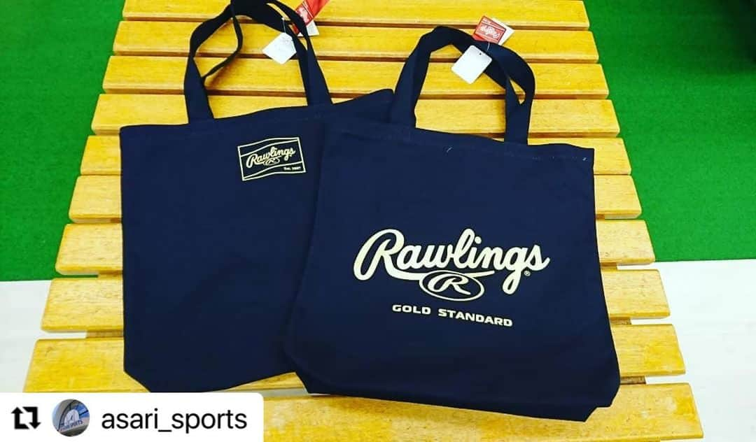 Rawlings Japanさんのインスタグラム写真 - (Rawlings JapanInstagram)「#Repost @asari_sports with @make_repost ・・・ ローリングス⚾ 帆布トートバッグ  黒っぽく見えますが ネイビー×ゴールドです！  かっこよくて、 布地もしっかり、 たくさん入りますょ✨  #ローリングス #アサリスポーツ #野球#baseball #野球用品 #トートバッグ #大分のスポーツ店 #鶴崎  @rawlings_japan_llc」4月17日 8時06分 - rawlings_japan_llc