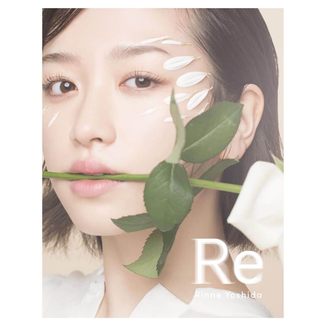 新田桂一のインスタグラム：「吉田 凜音 さん、 @rinne1211  20歳記念写真集の表紙を撮りました！ヘアーメイクは @masayoshiokudaira さんです。色々な凜音さんを是非見てほしいです。皆様、是非買ってくださいね！スタッフの皆様、ありがとうございました😊  写真集の表紙公開になりました  @keiichinitta さんに 撮っていただきました 今までにない私だ〜 20歳という節目にふさわしい とても素敵な表紙になっています  いろんな私が見れて かなり面白い写真集になっているのではないかと思います 是非に」