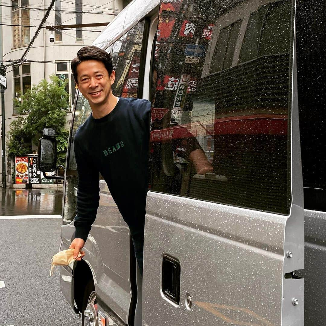 西川忠志さんのインスタグラム写真 - (西川忠志Instagram)「けっこうな雨降ってます☔️  大阪、難波は激しく雨が降ってます☔️  本日は今から京都へロケに。  雨の地域も多いと思います。  皆様お気をつけまして🍀  そして今日は関西エリアでは  毎日放送にて 『よしもと新喜劇』 昼12時54分から放送です。  雨の土曜日テレビの前で 吉本新喜劇ご覧頂けましたら幸いです🙇‍♂️😊  行ってきまーす👋😊  吉本新喜劇 西川忠志 感謝」4月17日 8時35分 - nishikawa_tada