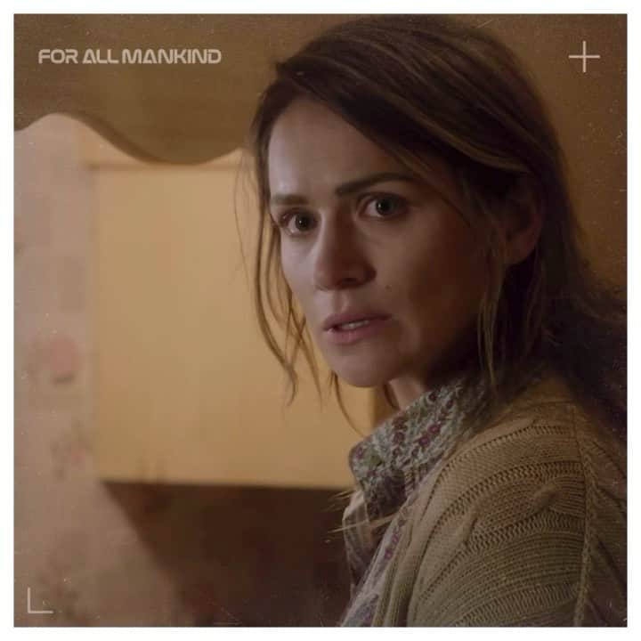 シャンテル・ヴァンサンテンのインスタグラム：「New epsiode of @forallmankind_ is out only one more left after this.... season 2 is almost done and we are working hard at season 3! Hope you all have been enjoying. The last 2 get pretty intense! #TuneIn #NoSpoilersPlease」