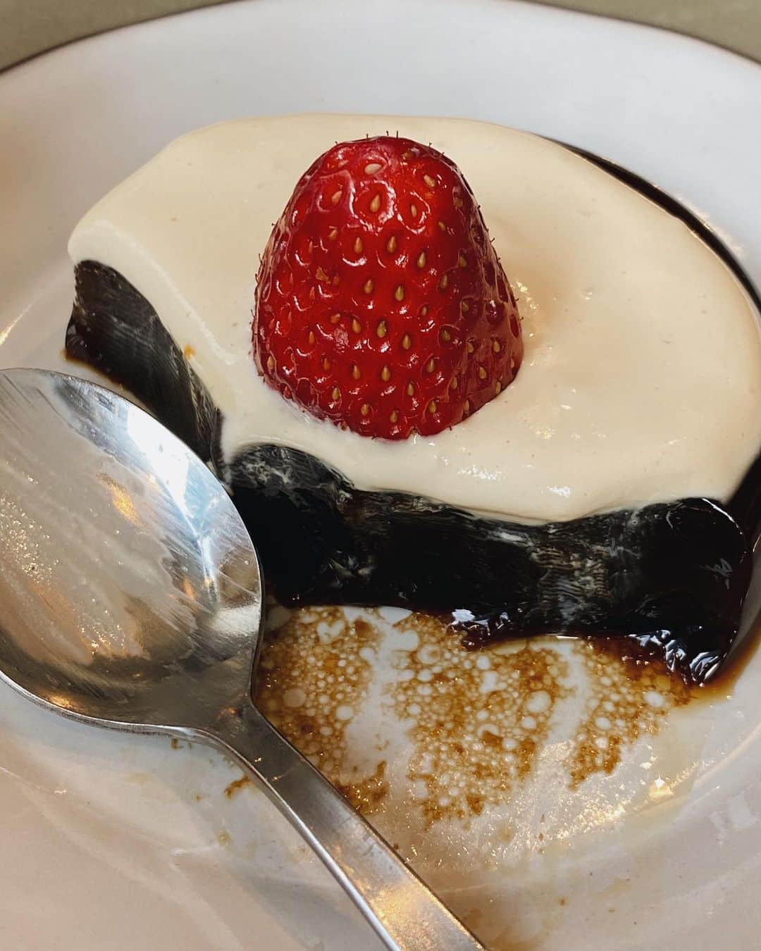 目見田早弥子のインスタグラム：「☕️🍓 @kopikalyanjapan  久しぶりに家族でカフェした𓂅」