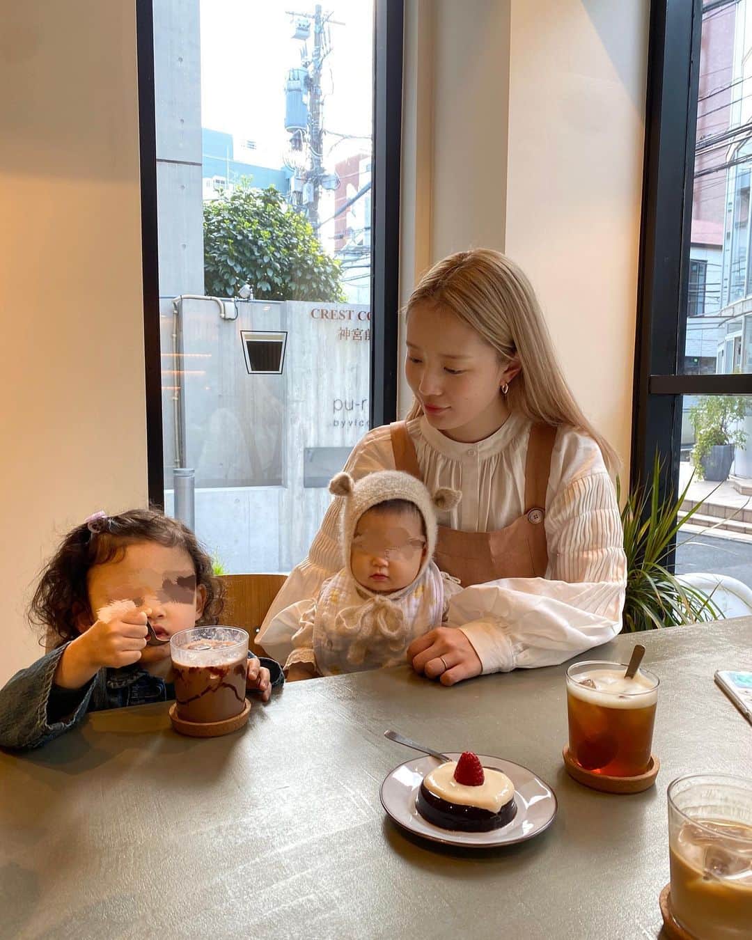 目見田早弥子のインスタグラム：「👧🏻👶🏻🧡 娘たちと。 アイスチョコレートをスプーンで飲んで 案の定こぼしたちびさやさんです😇 ⠀ 私の着てるブラウス、袖が二の腕でキュッとなって その下からぽわんとして手首でまた キュッとメリハリがきいてるから 腕が細く見えるし可愛くてお気に入り💭✨ 生地感も柔らかくて気持ち良いです◎ @cizatto」