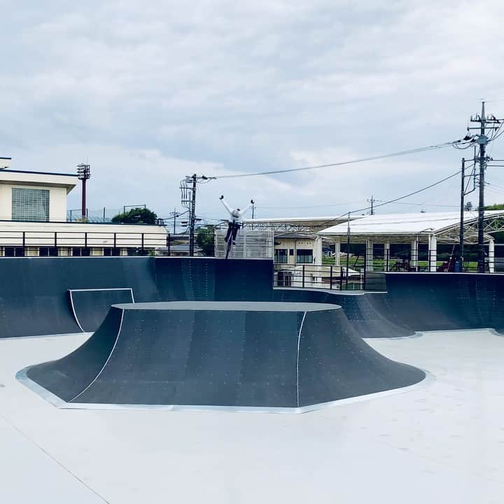 大池水杜のインスタグラム：「My nohand at Sakai @hurricane_parks 🇯🇵  久しぶりのでっかいジャンラン楽しかった😁  🎥 @creaaaaa.s thanks  @visavis_jp #タウン情報おかやま #ライト電業 #bigjohn #bluesakura #slopeshot #bmx #bmxgirl #bmxfreestyle #bmxwomen」