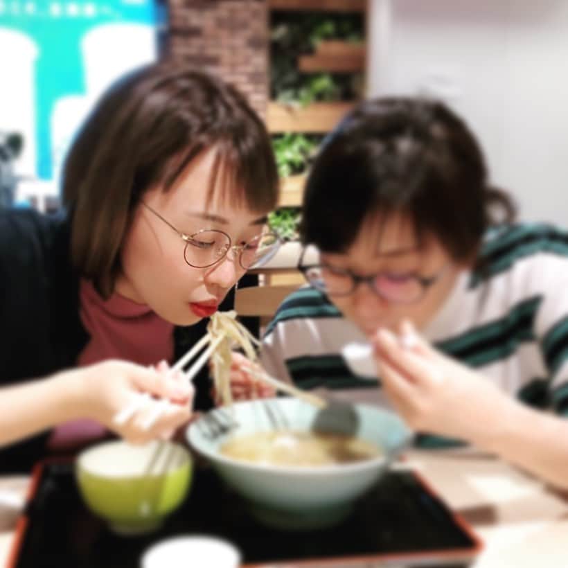 丸山奏子のインスタグラム：「私は強い人間ではないので、ダメダメなくらい落ち込んで抜け殻のようになってしまうことがある。  そういう時にいつも助けてくれるのは母の言葉だ。  母ありがと。」