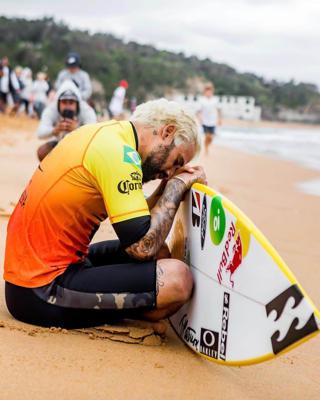 のインスタグラム：「Grato a Deus por tudo!!! Chamaaaa...💛🙏🔥✨ #fésempre #surf (📸 @wsl )」