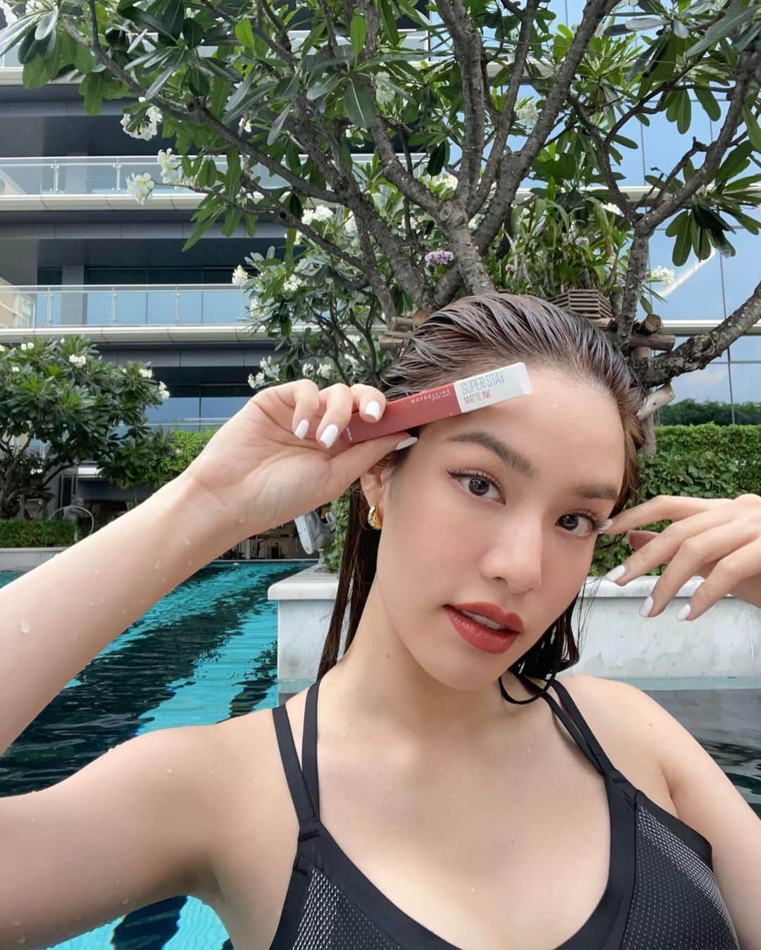 グレース＝カンクラオのインスタグラム：「เราต้องสวยในทุกสถานการณ์ค่ะทุกคน!! 💋💄 เรื่องลิปติดทนต้องยกให้ Superstay Matte Ink จาก Maybelline เลยค่ะ กันน้ำดีมากๆ ขนาดว่ายน้ำเป็นชั่วโมงลิปยังอยู่แน่นไม่หลุดเลยซักนิส สีสวยมาก วันนี้เกรซใช้สี 360 Discoverer ค่า ไปจัดกันเล้ย!  #summerproof #maybellinethailand」