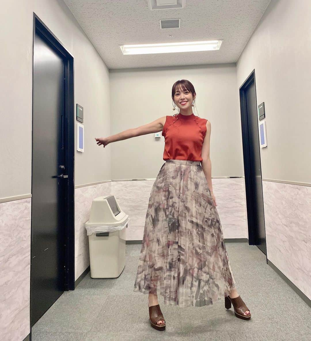 鷲見玲奈さんのインスタグラム写真 - (鷲見玲奈Instagram)「. 明日は爆笑!ターンテーブルに出演します！！ 深夜の頃から見ていた番組で、 4月からレギュラー番組になったのですが、その初回に呼んで頂いてとっても嬉しかったです💫  今回も爆笑しっぱなしで顔の筋肉が痛くなりました。笑  13時半から放送なので、ぜひおうちでゆっくりしながらご覧下さい☺️  15時からはみんなのKEIBAにも生出演します😊 こちらもぜひ！！  衣装はこちら✨ 👚 @﻿amerivintage 👗 @rosebud_official_﻿ 👠 @dianashoespress  #爆笑ターンテーブル」4月17日 19時25分 - sumi__reina