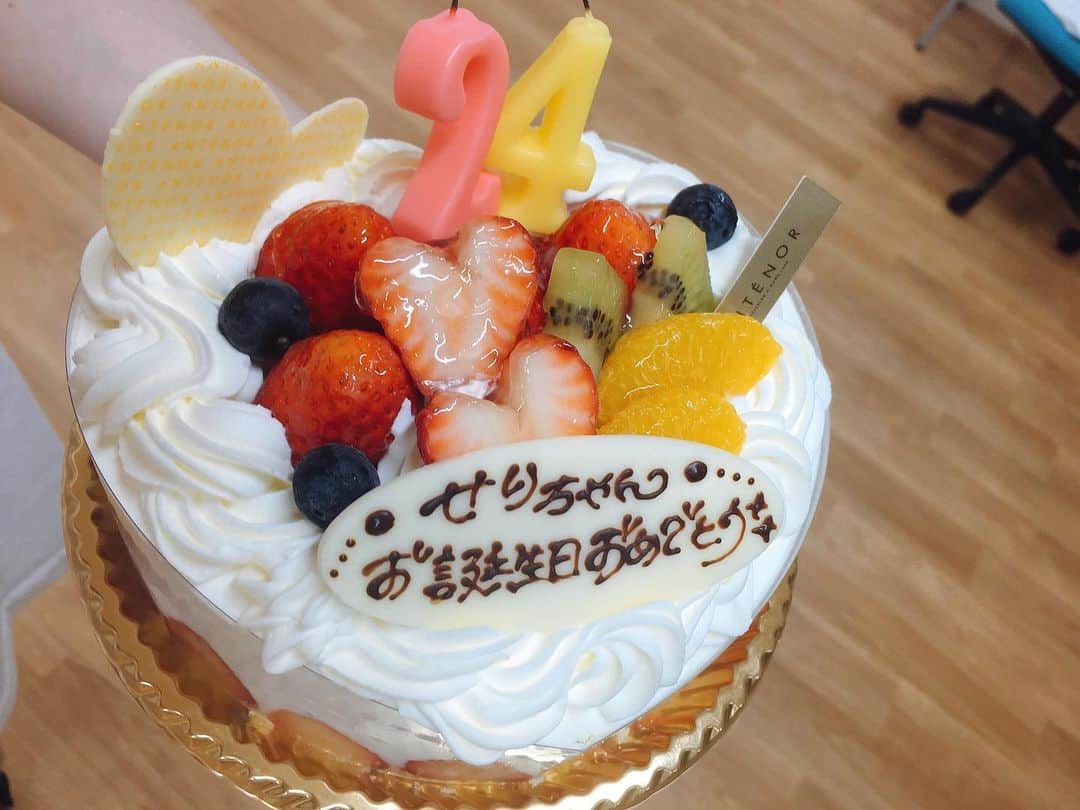 熊沢世莉奈のインスタグラム：「﻿ 有難いことにレッスン終わりに﻿ メンバーとマネージャーさんにお祝いしていただきました🥲👏﻿ ﻿ 幸せ者だぁ...🙏💕﻿ ﻿ #熊沢世莉奈生誕祭2021」