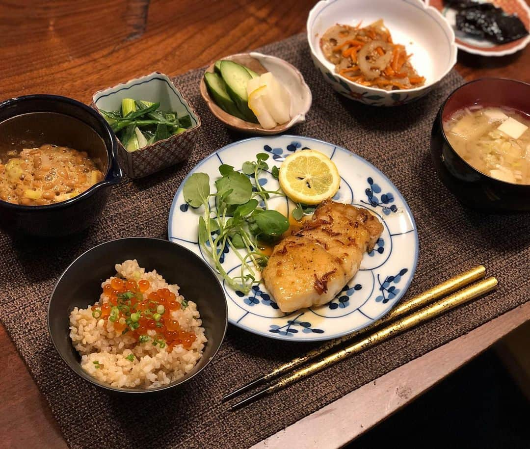 月央和沙さんのインスタグラム写真 - (月央和沙Instagram)「うちの晩ご飯👆🏻 . #ひらめのムニエル #れんこんのきんぴら #わけぎの酢味噌和え #納豆 #玄米いくら #豆腐ともやしのお味噌汁 #お漬物」4月17日 19時23分 - kazusa_tsukio