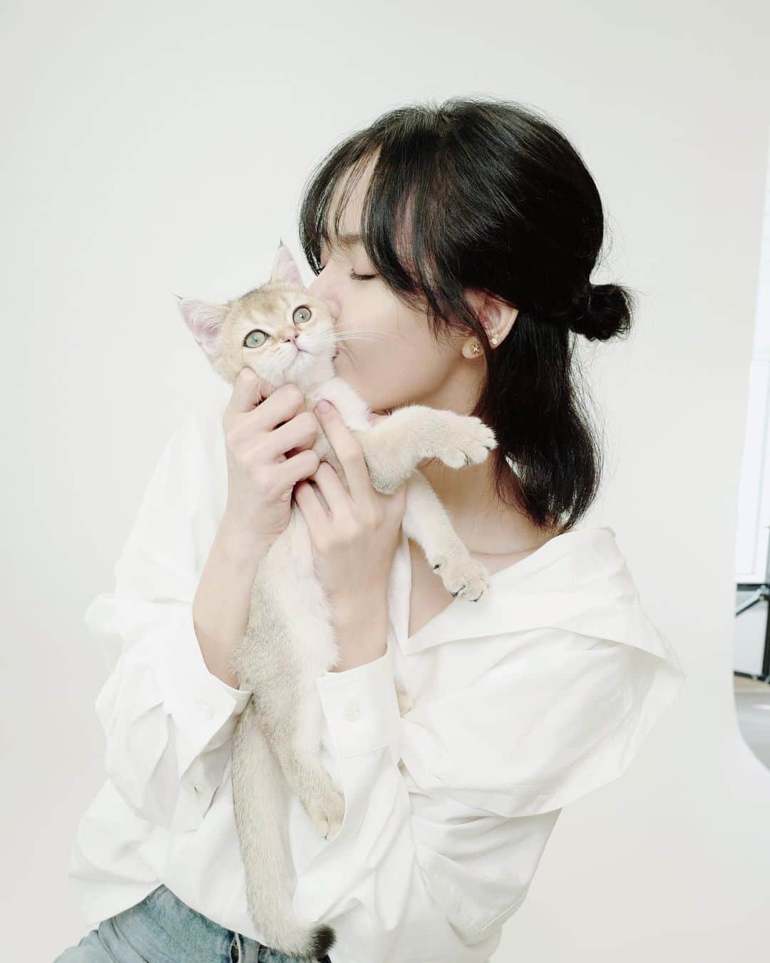 リサさんのインスタグラム写真 - (リサInstagram)「The first official photoshoot with my baby cats 💞」4月17日 19時32分 - lalalalisa_m