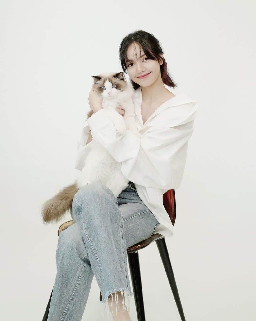 リサさんのインスタグラム写真 - (リサInstagram)「The first official photoshoot with my baby cats 💞」4月17日 19時32分 - lalalalisa_m