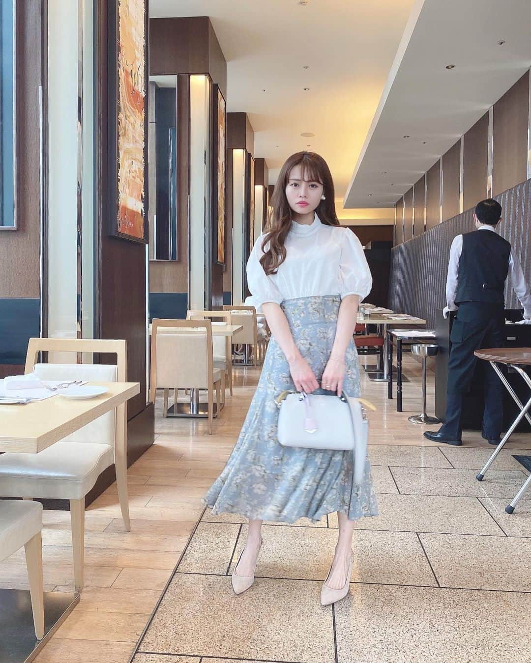 Isakoさんのインスタグラム写真 - (IsakoInstagram)「春色大人コーデ👗💓 ボリューム感が可愛いパフスリーブのワンピースをスカートにインしてブラウス使いしました💫 　 @dinoble_official のパフスリーブワンピース、とっても着回しができます💓最近は春カラーのボトムと合わせるのがマイブーム👗 　 ほんのり透けている素材を使っているので、花柄とも相性バッチリで、とても軽い着心地です💓 　 　  @dinoble_official では再入荷の リクエストを受け付け中です💓是非是非リクエストしてみて下さいね🥰 　 　   #春色コーデ#春コーデ#春色カラー#ボリューム袖#ブラウスコーデ#ブラウス#パフスリーブ#パフスリーブブラウス#フェンディ#dinoble#fendi」4月17日 19時35分 - ichaaako