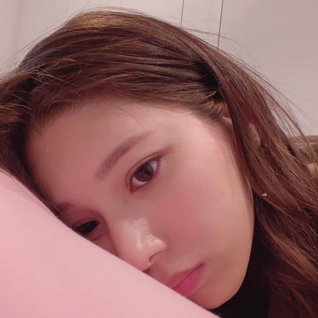 菊池梨沙のインスタグラム：「今日は…何もしたくない…そんな日は…やっぱり甘いものですね🥰」