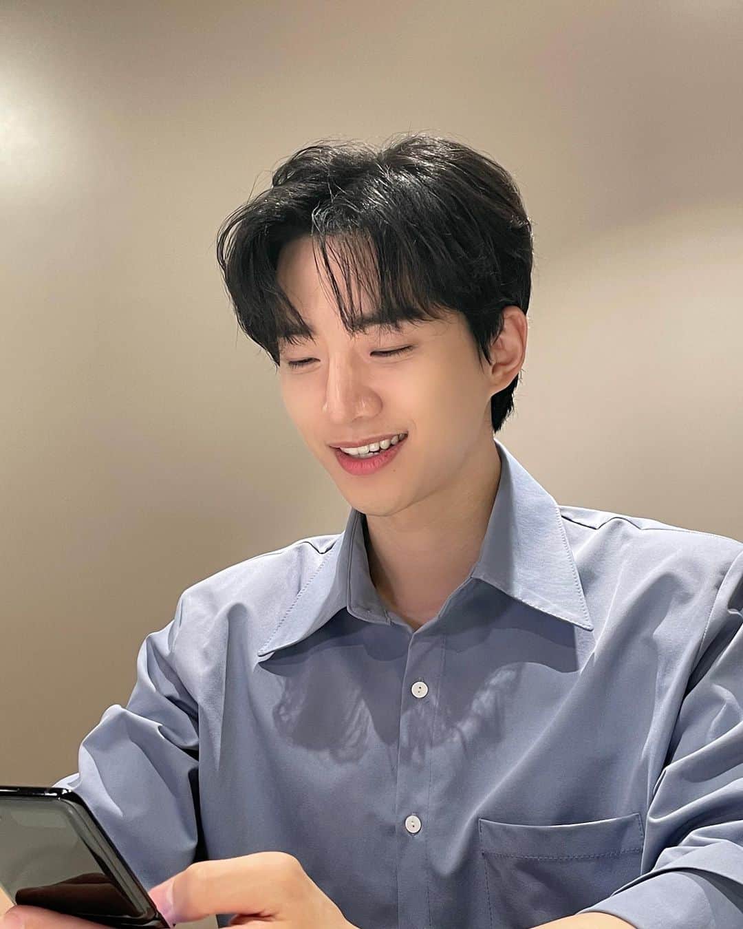 のインスタグラム：「아니!! 준호 MBTI 당장 정정합니다!!  무대에서는 IDOL✨  연기할 때는 KING👑  웃을 땐 CUTE🐧  #준호자체는 #LOVE #💛 #레투스타그램」