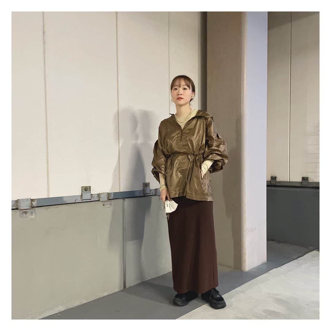 野尻美穂のインスタグラム：「今日からWai+発売だよ〜！ 早速私もアノラック着ました😚 ちょっと雨も降ってたし、レインコートではないけどすぐ乾くから優秀でした！ アノラック、メンズライクな物ばかりだから女子っぽく着れるやつ欲しかったんです。パンツにも合うけど、こうやってスカート合わせも好き。  #wai_ships」