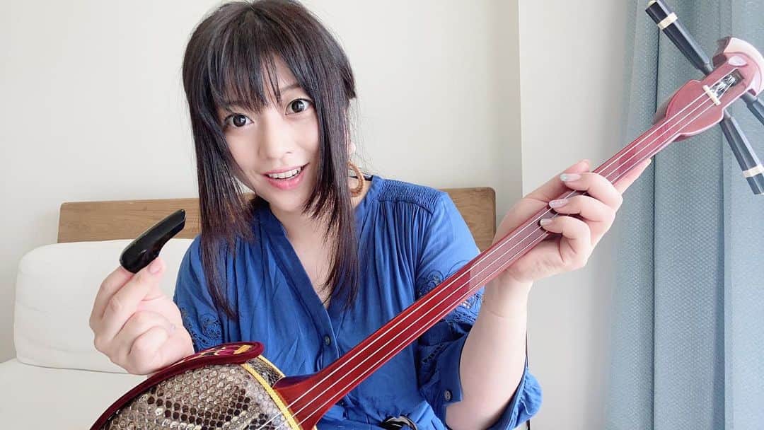 鈴華ゆう子のインスタグラム：「完全に独学ですが、ただただ沖縄好きで、思いを馳せて三線買って、練習始めました。 I sang Okinawan folk songs. 初心者ですがこれから練習頑張ります！YouTubeに安里屋ユンタあげてみたのでよかったら観て下さいませー(*´▽｀*) This instrument is a "Sanshin"not a "Shamisen". Similar but different. The culture is different even in the same Japan. The genre is different. https://youtu.be/slhvr8s8VkE  #和楽器バンド  #鈴華ゆう子  #沖縄民謡  #三線  #安里屋ユンタ  #Wagakkibnd  #Okinawa」