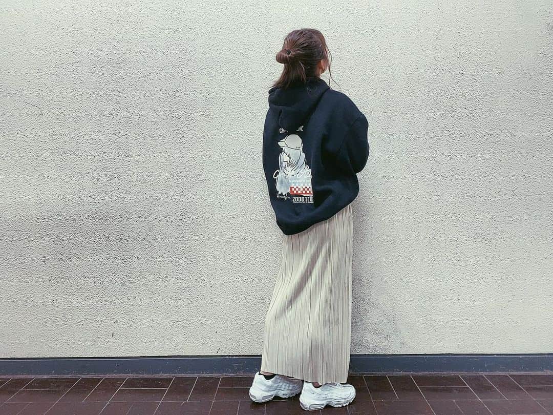青海ひな乃さんのインスタグラム写真 - (青海ひな乃Instagram)「#chronoizm さんのパーカーが 今日の気温にちょうど良くて 服着るのが楽しかった🌟🌟🌟  ファンの方も着てきてくれて 嬉しかったなあ♡♡♡  お気に入り！ . . . #春服 #パーカーコーデ #スカート」4月17日 20時12分 - aoumi_00