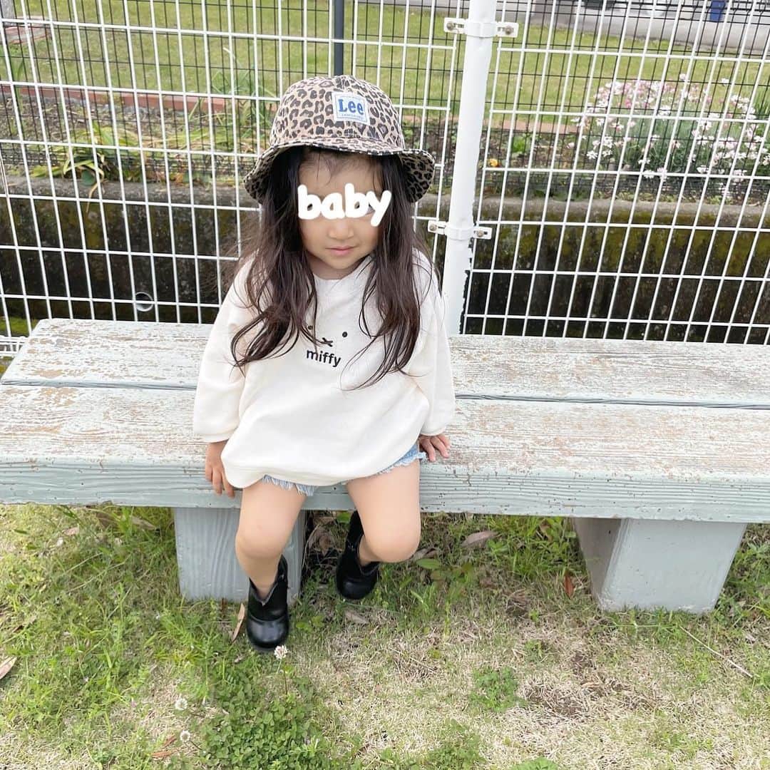 二宮璃子のインスタグラム：「子供のショートパンツは めちゃくちゃ可愛いよね🥺❤️ 暖かくなってきたからショートパンツに ワンサイズ大きめのトップスとかで 着せるのが好き🌈💕💕 るりちゃん最近帽子被るの好きだから お出かけする時ずっーと被ってる👒 帽子取ったら怒るくらい😂笑 夜はみんなで親戚の中華屋さん行って ご飯食べた🥰 てんくんファミリーと行ったけど 今日も楽しかった〜💕💕 #女の子コーデ #女の子服 #2歳5ヶ月 #ショートパンツ #ミッフィートレーナー　 #ショートブーツ #子供コーデ」