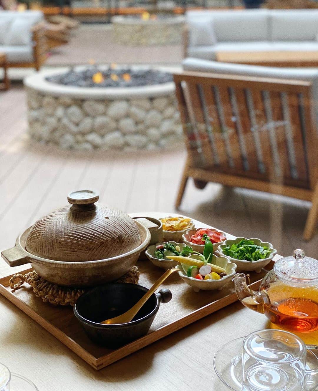 田中里奈さんのインスタグラム写真 - (田中里奈Instagram)「/// 忘れられない朝ごはん ///  京都で宿泊したGOOD NATURE STATION内にあるレストランHyssopの朝ごはん。  テーマは〝身体を温め、動き出す朝食〟  食前の漢茶で始まり、メインは6種の漢方と果物で炊いたタッチュクという鶏粥。 そして食感も彩りも豊かな6種の小鉢。 食後のデザートには温かいトーファーも…！  ボリュームたっぷりですが、このコースを食べて動き出すと活力に。 おなかいっぱいになっても身体が動くぞ！😳✨という不思議な体験をしました。  どれも本当に美味しくて、帰ってきてからも、お腹がすくと『あーあの朝ごはん食べたいな〜』って考える日が続きました。 特にお粥とトーファーは夢に出てきそう😂笑 頭も欲してるけど、身体も欲してる感じ。 これ、東京でも食べられないかな〜…！  この朝食は土日祝月の7:00〜9:30で予約制と聞きましたが、現在は分からないので行く時は問い合わせてみてください☺️（ランチとディナーは年中無休だって♥）  #たなか旅メモ #京都 #goodnaturestation #goodnaturehotel #hyssop  #京都グルメ #朝食 #朝活 #漢方」4月17日 11時26分 - tanakaofficial