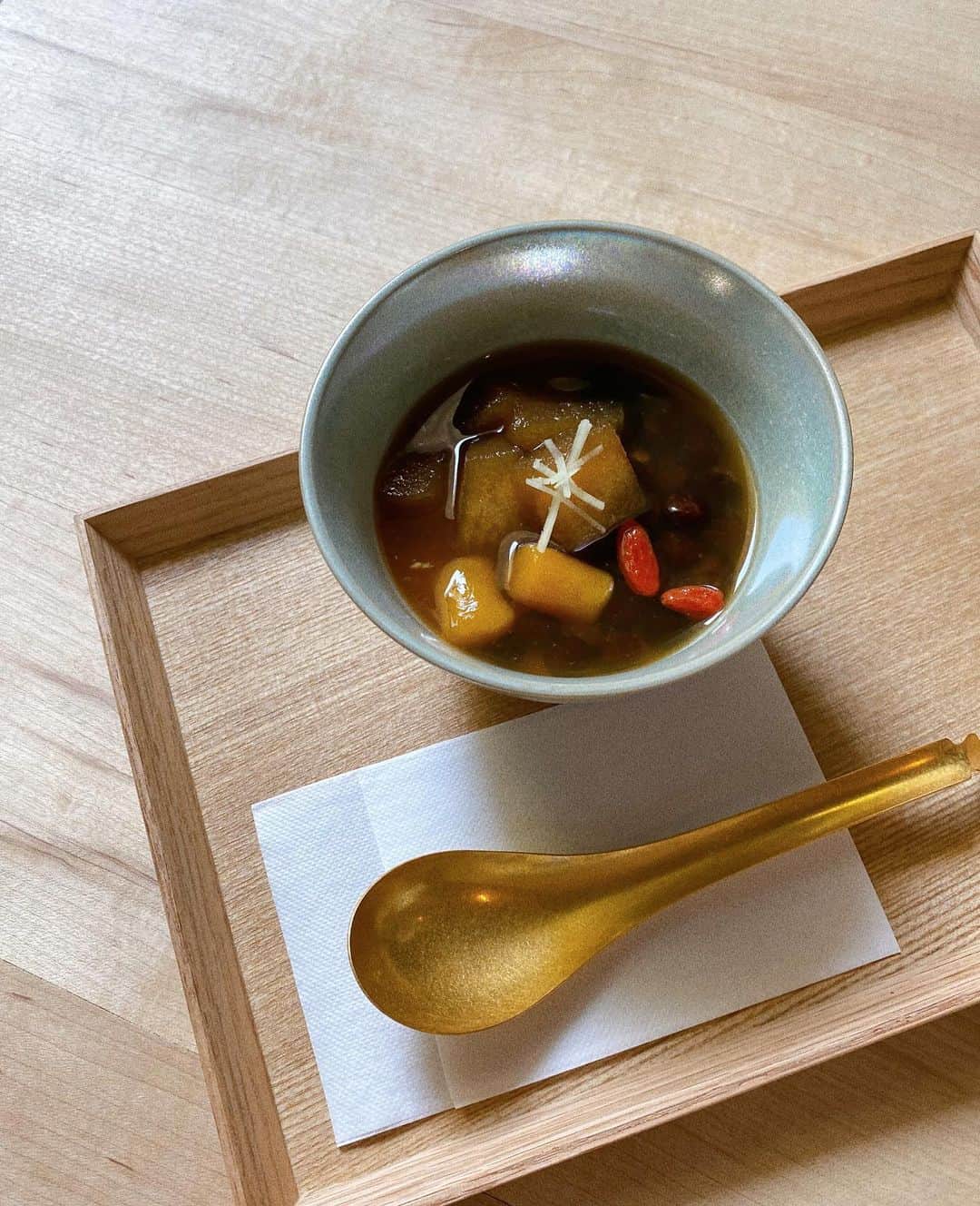田中里奈さんのインスタグラム写真 - (田中里奈Instagram)「/// 忘れられない朝ごはん ///  京都で宿泊したGOOD NATURE STATION内にあるレストランHyssopの朝ごはん。  テーマは〝身体を温め、動き出す朝食〟  食前の漢茶で始まり、メインは6種の漢方と果物で炊いたタッチュクという鶏粥。 そして食感も彩りも豊かな6種の小鉢。 食後のデザートには温かいトーファーも…！  ボリュームたっぷりですが、このコースを食べて動き出すと活力に。 おなかいっぱいになっても身体が動くぞ！😳✨という不思議な体験をしました。  どれも本当に美味しくて、帰ってきてからも、お腹がすくと『あーあの朝ごはん食べたいな〜』って考える日が続きました。 特にお粥とトーファーは夢に出てきそう😂笑 頭も欲してるけど、身体も欲してる感じ。 これ、東京でも食べられないかな〜…！  この朝食は土日祝月の7:00〜9:30で予約制と聞きましたが、現在は分からないので行く時は問い合わせてみてください☺️（ランチとディナーは年中無休だって♥）  #たなか旅メモ #京都 #goodnaturestation #goodnaturehotel #hyssop  #京都グルメ #朝食 #朝活 #漢方」4月17日 11時26分 - tanakaofficial