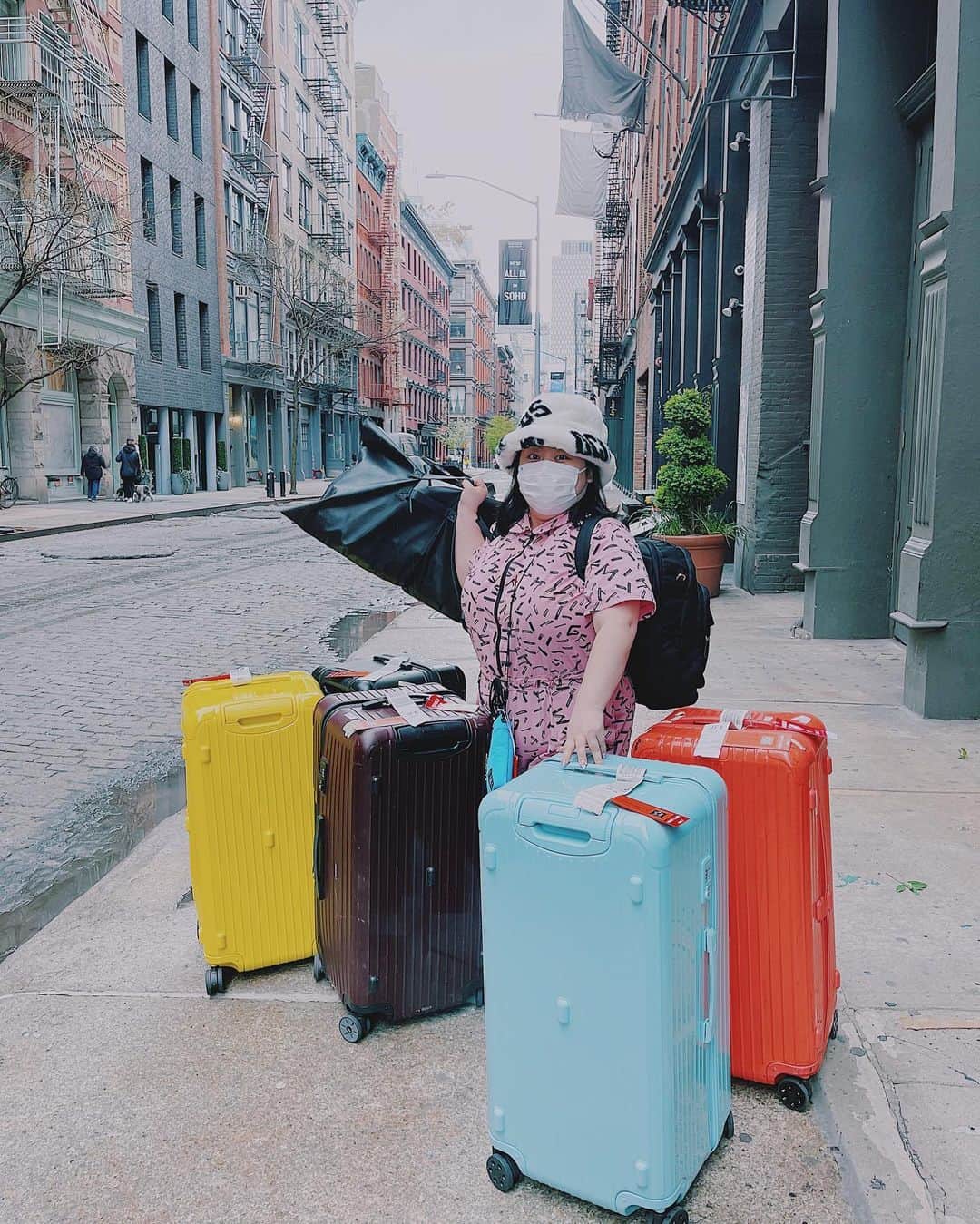 渡辺直美のインスタグラム：「I've safely arrived in New York🗽💗 I'm going to do my best with my new life here🔥 I'm going to study a lot of things🥺 You guys have to teach me✨Tell me some things about the U.S. that I should know - things most Americans can relate to in the comments section here🔥  無事ニューヨーク着きました🗽💗 新たな人生の幕開け感🔥 色んなお勉強頑張ります🙏 いつも応援してくれてありがとう😭  うん荷物多すぎ😉 けど何入れたか記憶にない😉 とにかくぶち込んだから開けるの怖い😉 無駄に重くて足腰ガクガク😉  2週間後にダンボール25個来る😉 正直一本下駄入れた事しか覚えてない😉 絶望😉 過去の自分頼むよ😉  ちなみに前日のPCR検査は陰性でした！ 数日隔離して検査が陰性でしたら外に出れます🙆‍♀️ 頑張ります🔥✨  この4月から同じく新生活がスタートした皆様 共に楽しみながら 色んな壁をぶちのめしていきましょう🥰💗 オラー🥰💢  #カメラマンまさかの大家さん」