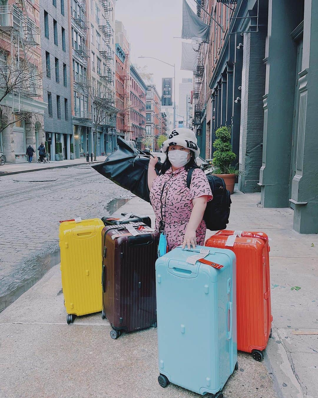 渡辺直美さんのインスタグラム写真 - (渡辺直美Instagram)「I've safely arrived in New York🗽💗 I'm going to do my best with my new life here🔥 I'm going to study a lot of things🥺 You guys have to teach me✨Tell me some things about the U.S. that I should know - things most Americans can relate to in the comments section here🔥  無事ニューヨーク着きました🗽💗 新たな人生の幕開け感🔥 色んなお勉強頑張ります🙏 いつも応援してくれてありがとう😭  うん荷物多すぎ😉 けど何入れたか記憶にない😉 とにかくぶち込んだから開けるの怖い😉 無駄に重くて足腰ガクガク😉  2週間後にダンボール25個来る😉 正直一本下駄入れた事しか覚えてない😉 絶望😉 過去の自分頼むよ😉  ちなみに前日のPCR検査は陰性でした！ 数日隔離して検査が陰性でしたら外に出れます🙆‍♀️ 頑張ります🔥✨  この4月から同じく新生活がスタートした皆様 共に楽しみながら 色んな壁をぶちのめしていきましょう🥰💗 オラー🥰💢  #カメラマンまさかの大家さん」4月17日 11時26分 - watanabenaomi703