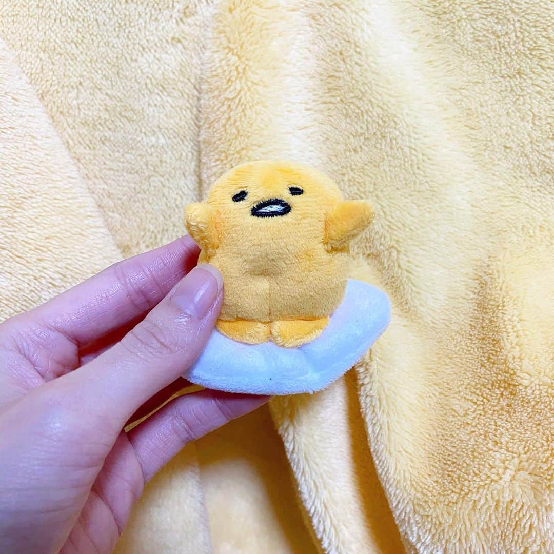 富久美玲のインスタグラム：「_ . ちっこーい、ぐでたまマスコット🥺💓 可愛いでしかない・・・ . #ぐでたま#gudetama#sanrio」