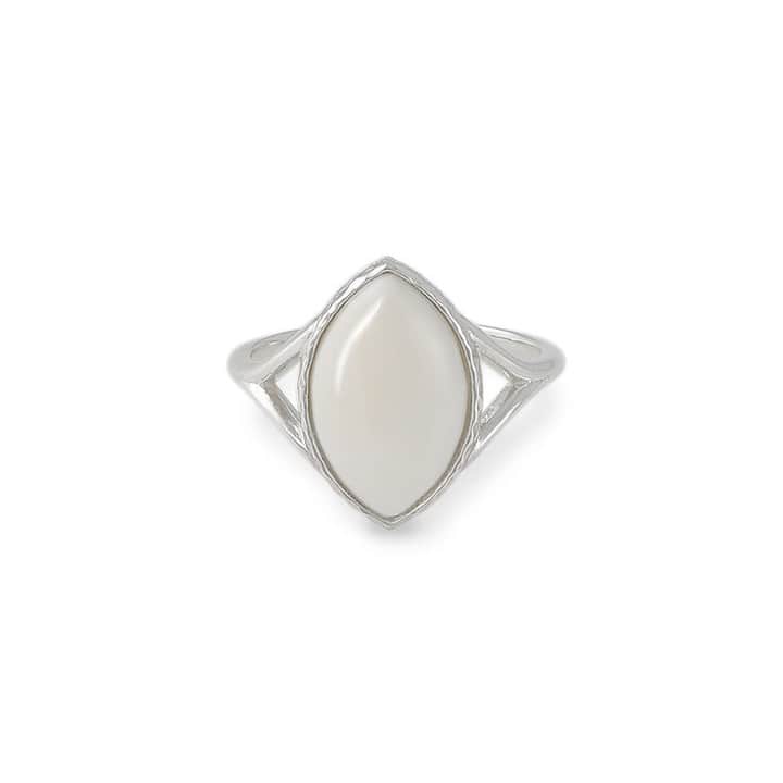 ageteさんのインスタグラム写真 - (ageteInstagram)「. 【White Coordinate】  爽やかなホワイトカラーを使ったコンク貝シリーズは シルバーとのバランスでモダンな印象に。 ピンクラグーンに広がる青い空のような ラリマーを合わせたコーディネートがぴったり。  ※ラリマーシリーズは5/14発売となります。  #agete #jewelry #accessory #pierce #earrings #necklace #ring #bracelet #summer #newcollection #newarrivals﻿ #conchshell #white #アガット #ジュエリー #アクセサリー #ピアス #ネックレス #リング #ブレスレット #夏 #新作 #コンクシェル #ホワイト」4月17日 12時00分 - agete_official