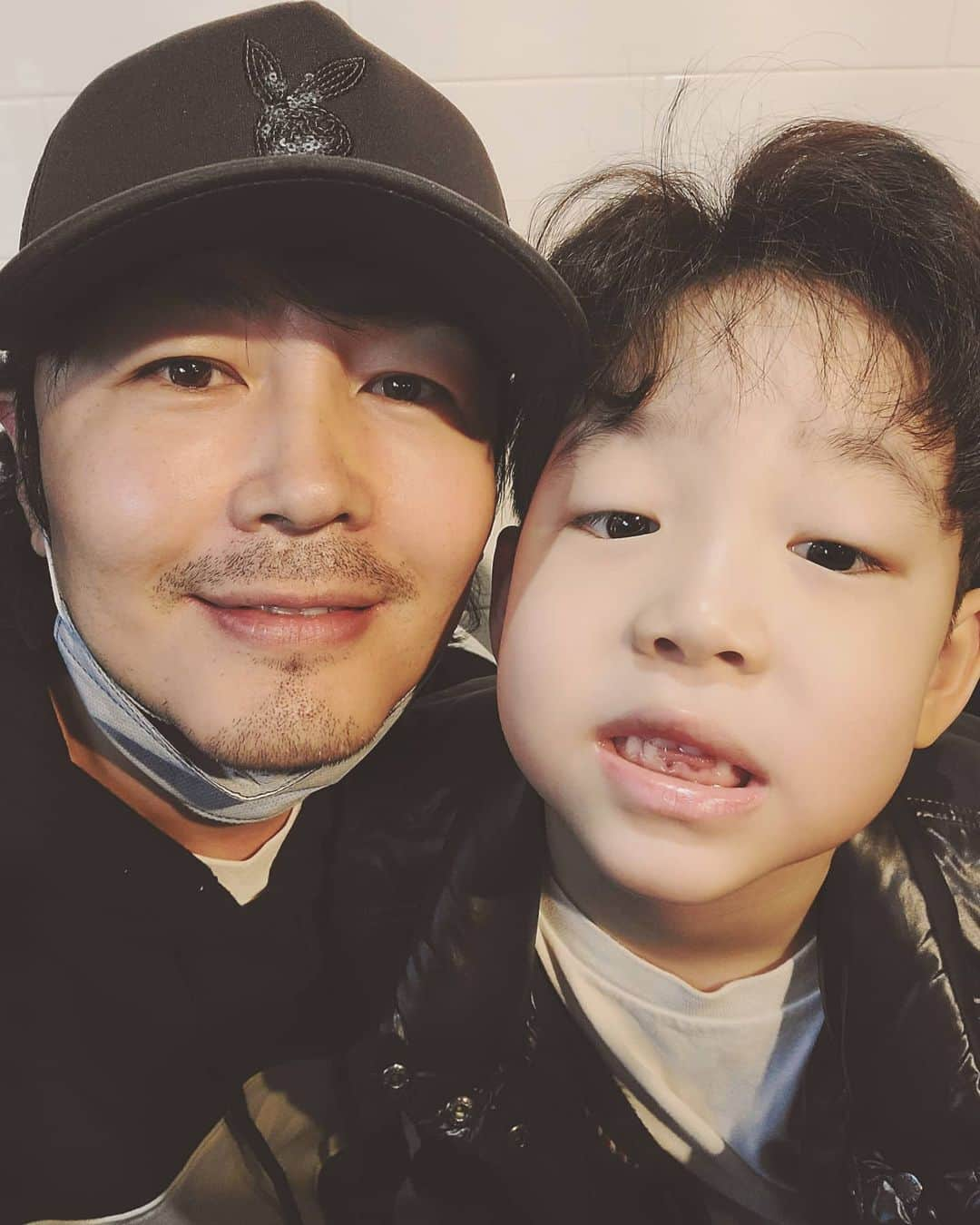 チョ・ヨヌのインスタグラム：「까치야, 까치야~  헌 이 줄 게, 새 이 다오!!!!  #7살 형아가 되어 가고 있는 이안이」