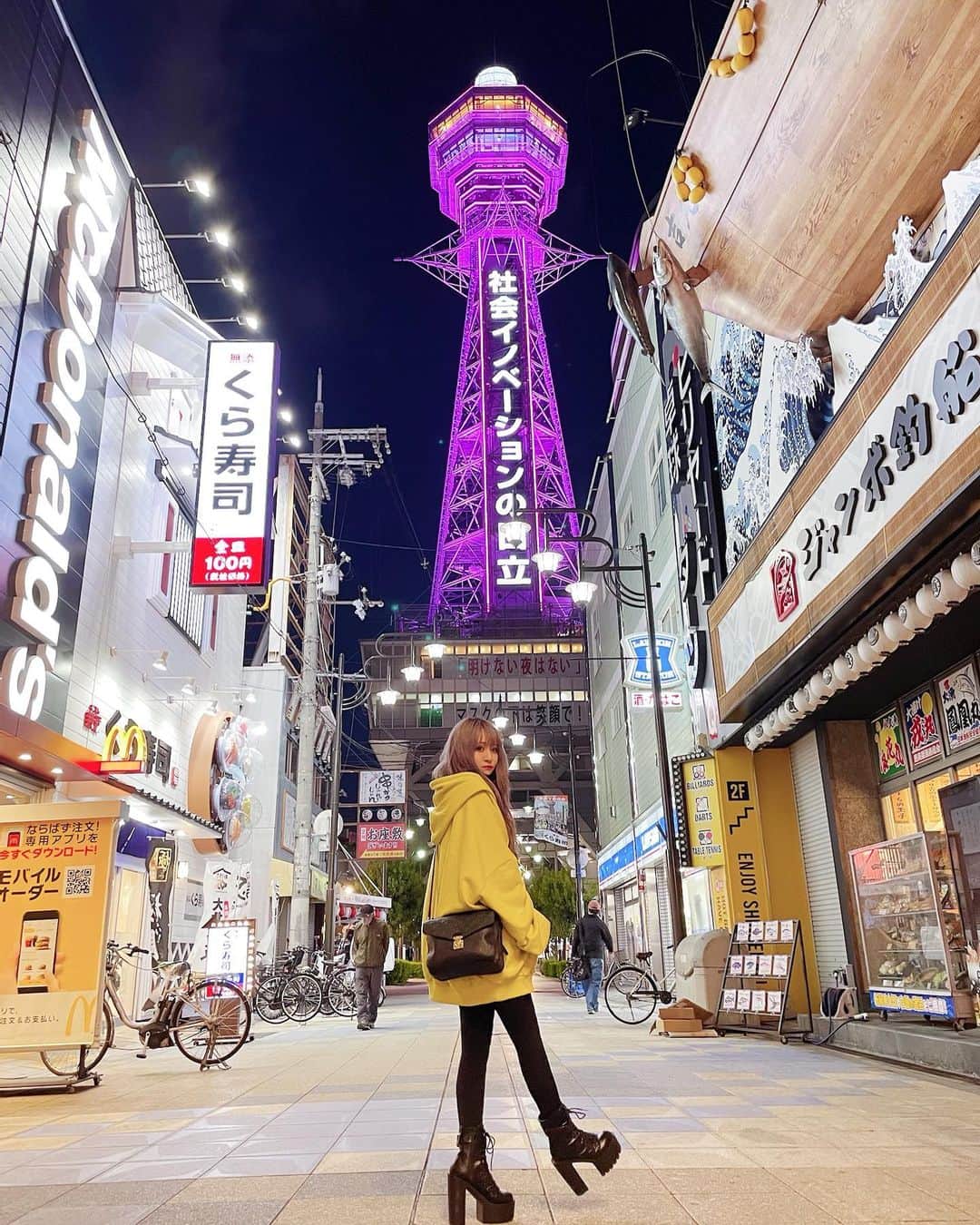 桜井莉菜さんのインスタグラム写真 - (桜井莉菜Instagram)「大阪では、ディープな街巡りに行ってきた😂 行った事ない商店街とかずーっと色々歩いて見て回って、食べ歩きや定番のだるまで串カツ食べたり🥰 だるまは、ナスが好きだった☺️💗 もちろんソヨン @soyon_kitashinchi にも行ってきた🤩 久々行けてめちゃ嬉しいー❣️ やっぱり美味し過ぎたァ🥺 とにかく食べてばっかりの一日でした😂💓 @black_riina の楽ちんコーデ❣️  #大阪#通天閣#新世界#商店街#食べ歩き#串カツ#だるま」4月17日 12時19分 - rina__sakurai