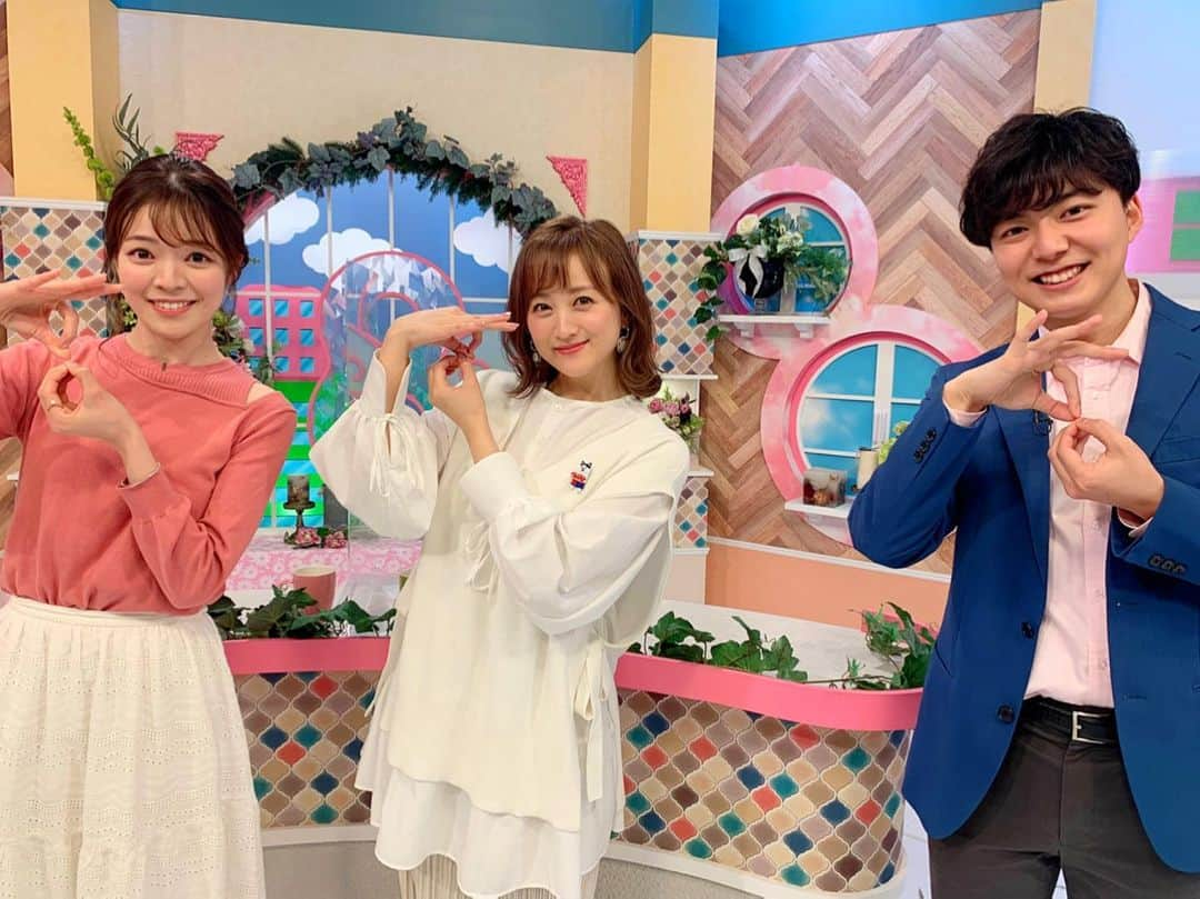 小松彩夏さんのインスタグラム写真 - (小松彩夏Instagram)「今日の『8っぴーサタデー』観てくださった﻿ 皆さん、ありがとうございました😊‼️﻿ ﻿ そして久しぶりの三宅ちゃんと初めましての細田アナ🎤﻿ ﻿ 楽しい時間をありがとうございました😉🌸﻿ ﻿  家族や地元の友達から沢山連絡が来て嬉しかったです😆💕  炒飯特集でとってもお腹が空いたので﻿ お昼は炒飯にしたいと思います🙋‍♀️笑﻿ ﻿  わんこそばのPR動画についてはまた後ほど...✨﻿ ﻿ #めんこいテレビ #ハピサタ #8っぴーサタデー #地元 #岩手 #岩手県 #故郷 #岩手宣伝隊長」4月17日 12時51分 - official_ayaka_502