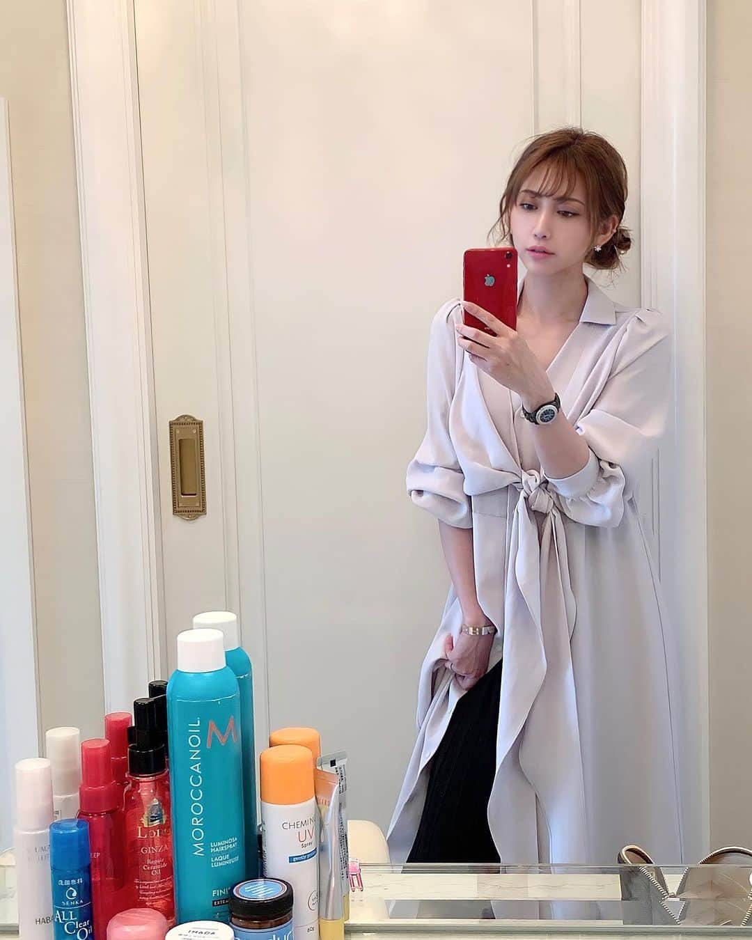 加賀美早紀のインスタグラム：「ピントがあまい👿❤️ 合ってしまったグッズは ヘアケア肌ケアで使用している物です さてこのお洋服着方違うけど こっちのが可愛いからヨシ☺️💖」