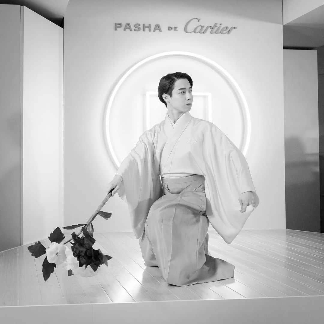 片岡千之助のインスタグラム：「@cartier にてご披露. ＿＿＿＿＿＿＿＿＿＿＿＿＿＿＿＿＿＿ . . 現在大阪にて開催されている #pashadecartier POP UPの 特別な日の舞をご披露させて頂きました . . 素踊りにてモダンに昇華した 「石橋」をご披露 . . 5月15日開催の第四回千之會 セルリアンタワー能楽堂でも 素踊りにて思いれ深い演目を ご披露させて頂きますので 是非お越しくださいませ ※詳しくはストーリーアーカイブ「千之會」より . . . #cartier #片岡千之助 #千之會」