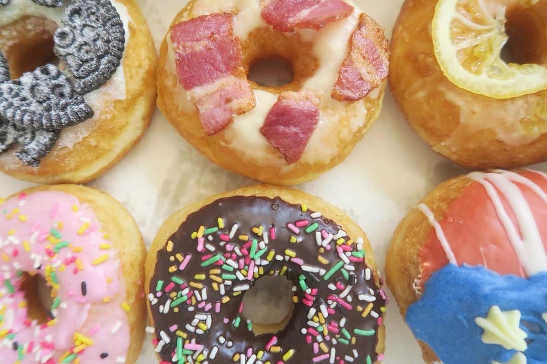 Mai Wakimizuのインスタグラム：「何これ、待ち受けにしたい。笑 今日は夜だけチートday!!なので、食後のスイーツ用に朝からドーナツゲット♡普段からドーナツが大好きで、ポンデリングもクリスピークリームドーナツも大好物♡今回はアメリカンなお洒落ドーナツを＼(^o^)／1番のお目当ては真ん中のメープルベーコン。甘じょっぱいのが最高！お友達に頼まれた分や手土産用合わせて30個近くお持ち帰り♡笑 #wakkingourmet#thecitydonutsandcoffee#神戸」
