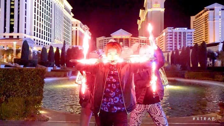 ザンゲ（ZANGE）のインスタグラム：「Tutting × LED poi⚡️ throwback 2019 🕺🕺🕺 @xtrap.official  🎥 @yoshiohhoryen   #xtrap #tutting #throwback」